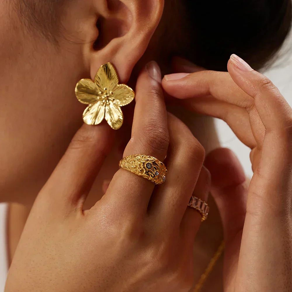 Damen Ohrstecker Blume - Statement Schmuck mit Strukturiertem Finish - Image 2