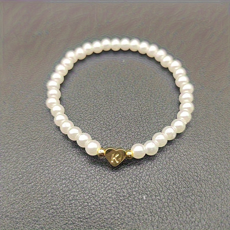 Damen Perlenarmband - Goldfarbener Herz-Buchstaben-Anhänger - Image 14