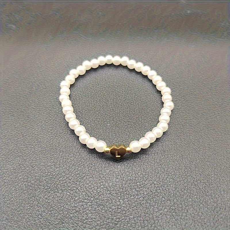 Damen Perlenarmband - Goldfarbener Herz-Buchstaben-Anhänger - Image 15